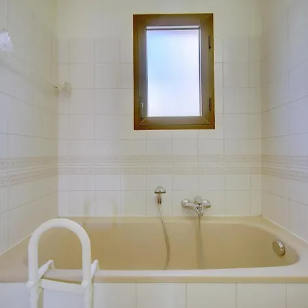 3 Bedrooms Center South Terrace *